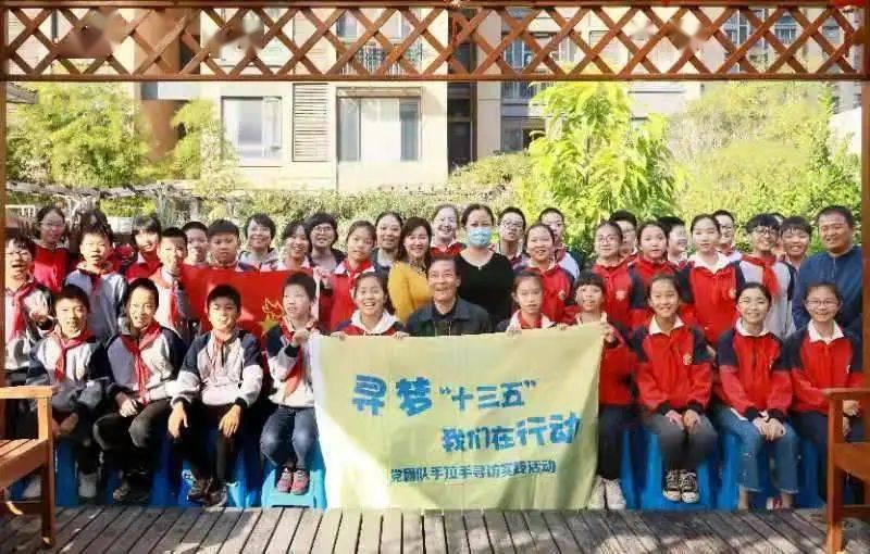 和平精英中的枪械你最中意哪两把？平时最喜欢背的是什么？游戏画面